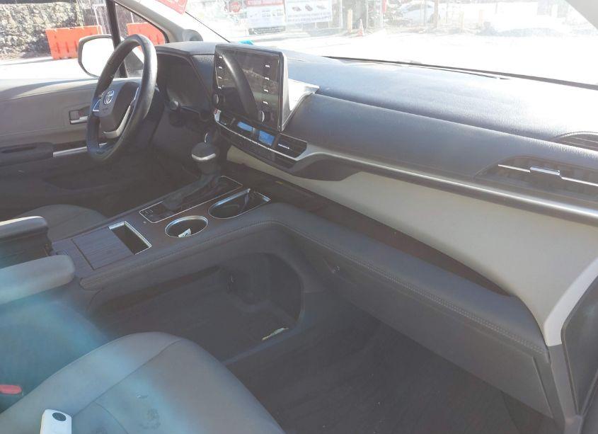 Photo 5 of 2021 Toyota Sienna XLE (VIN 5TDJRKEC1MS025680)