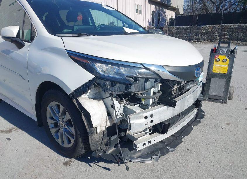 Photo 6 of 2021 Toyota Sienna XLE (VIN 5TDJRKEC1MS025680)