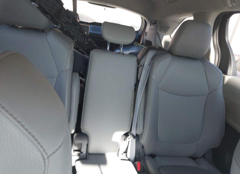 Photo 8 of 2021 Toyota Sienna XLE (VIN 5TDJRKEC1MS025680)