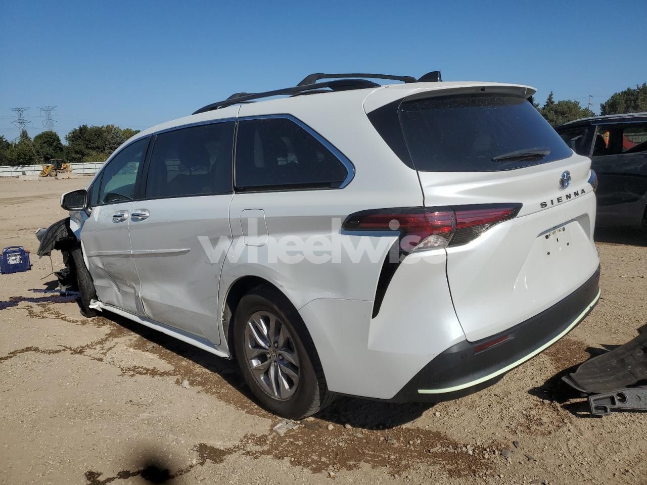 Photo 2 of 2022 TOYOTA SIENNA XLE (VIN 5TDJRKEC1NS096346)