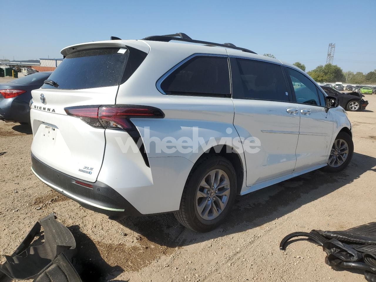 Photo 3 of 2022 TOYOTA SIENNA XLE (VIN 5TDJRKEC1NS096346)