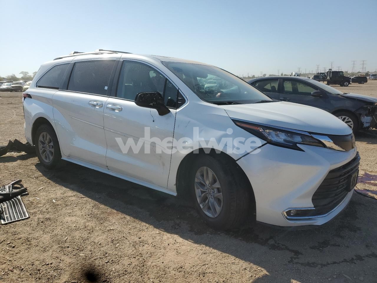 Photo 4 of 2022 TOYOTA SIENNA XLE (VIN 5TDJRKEC1NS096346)