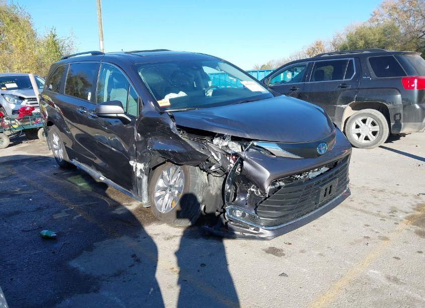 2024 Toyota Sienna XLE (VIN 5TDJRKEC1RS204762) main photo