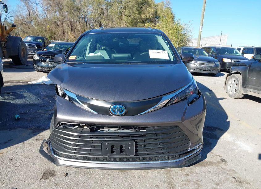 Photo 12 of 2024 Toyota Sienna XLE (VIN 5TDJRKEC1RS204762)