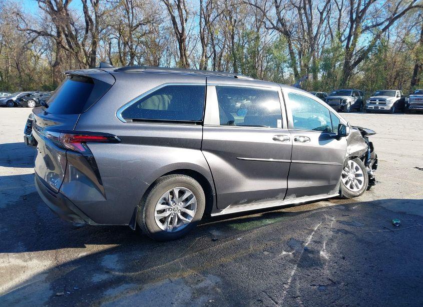 Photo 13 of 2024 Toyota Sienna XLE (VIN 5TDJRKEC1RS204762)