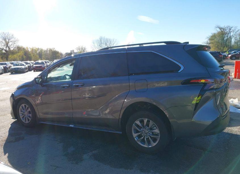 Photo 14 of 2024 Toyota Sienna XLE (VIN 5TDJRKEC1RS204762)