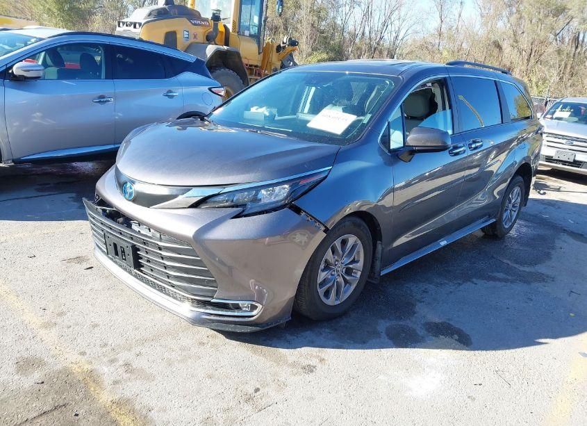 Photo 2 of 2024 Toyota Sienna XLE (VIN 5TDJRKEC1RS204762)