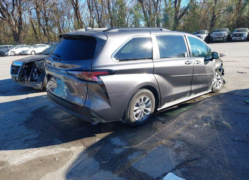 Photo 4 of 2024 Toyota Sienna XLE (VIN 5TDJRKEC1RS204762)