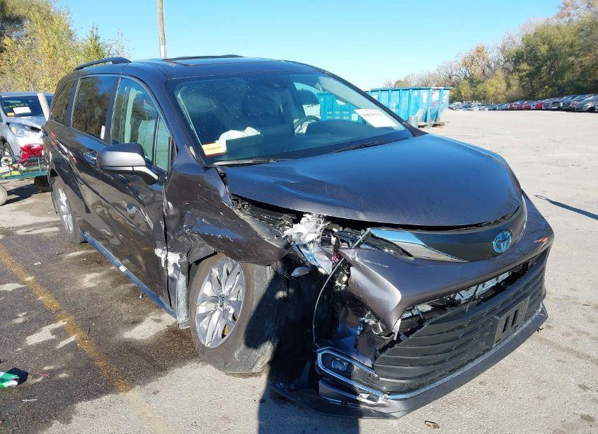 Photo 6 of 2024 Toyota Sienna XLE (VIN 5TDJRKEC1RS204762)