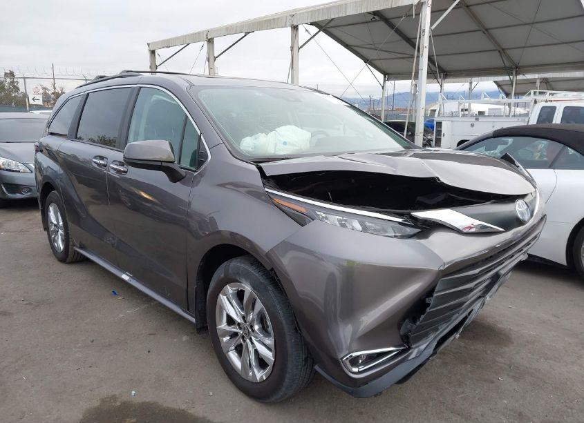 2024 Toyota Sienna XLE (VIN 5TDJRKEC1RS214644) main photo