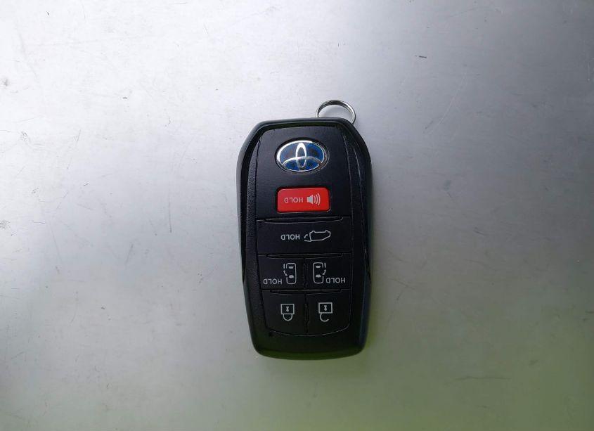 Photo 11 of 2024 Toyota Sienna XLE (VIN 5TDJRKEC1RS214644)