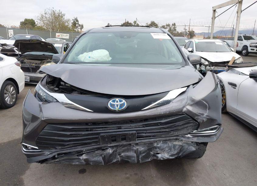 Photo 12 of 2024 Toyota Sienna XLE (VIN 5TDJRKEC1RS214644)