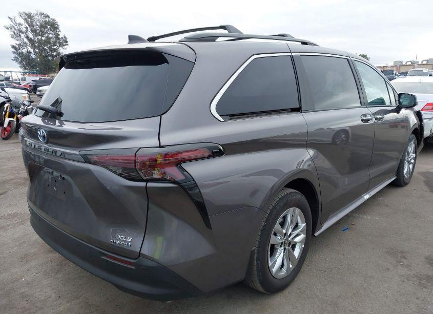 Photo 4 of 2024 Toyota Sienna XLE (VIN 5TDJRKEC1RS214644)
