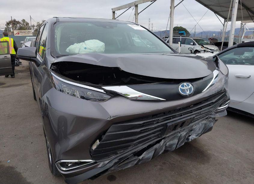 Photo 6 of 2024 Toyota Sienna XLE (VIN 5TDJRKEC1RS214644)