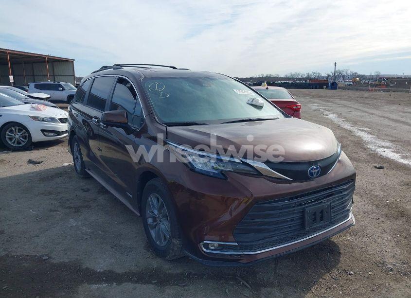 2021 Toyota Sienna XLE (VIN 5TDJRKEC2MS005454) main photo
