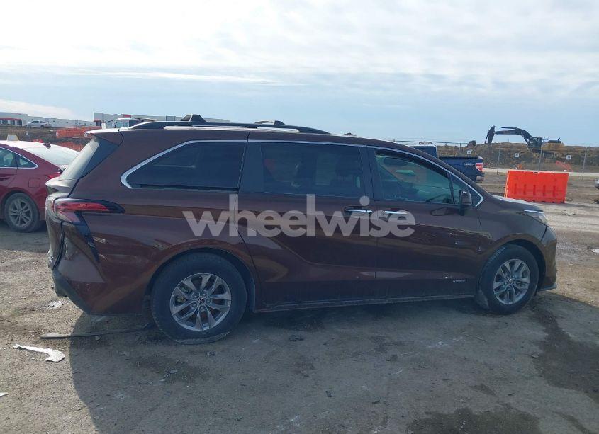 Photo 13 of 2021 Toyota Sienna XLE (VIN 5TDJRKEC2MS005454)