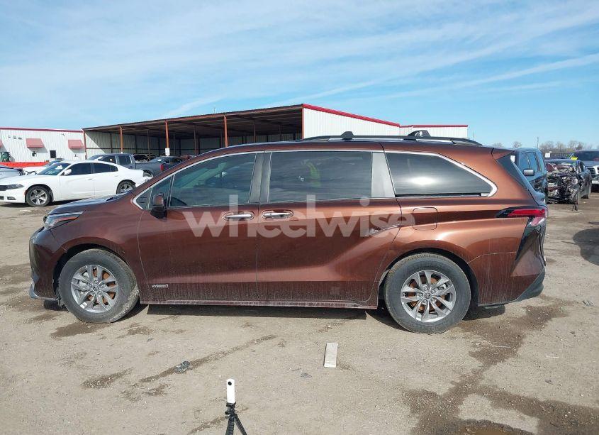 Photo 14 of 2021 Toyota Sienna XLE (VIN 5TDJRKEC2MS005454)