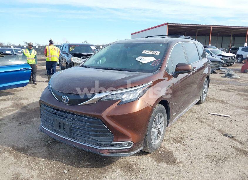 Photo 2 of 2021 Toyota Sienna XLE (VIN 5TDJRKEC2MS005454)
