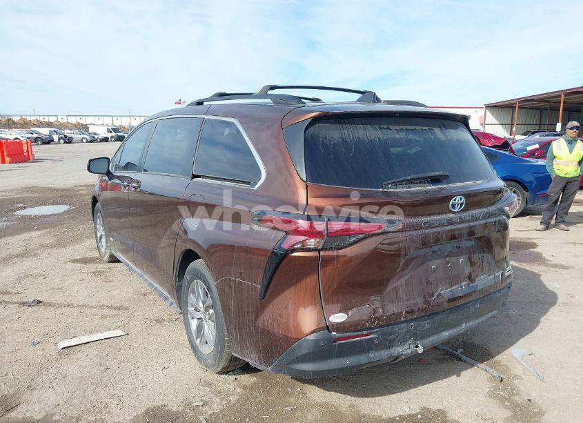 Photo 3 of 2021 Toyota Sienna XLE (VIN 5TDJRKEC2MS005454)