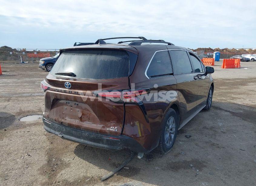 Photo 4 of 2021 Toyota Sienna XLE (VIN 5TDJRKEC2MS005454)