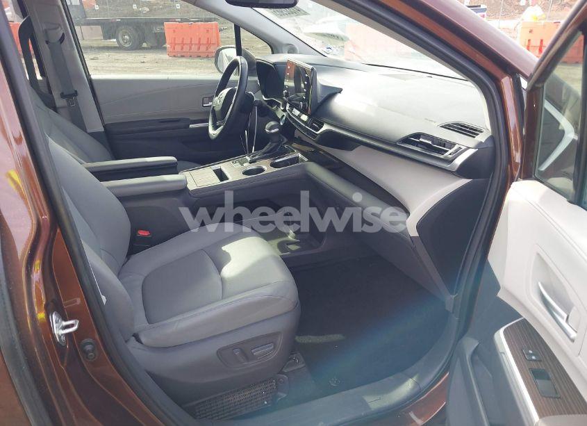 Photo 5 of 2021 Toyota Sienna XLE (VIN 5TDJRKEC2MS005454)