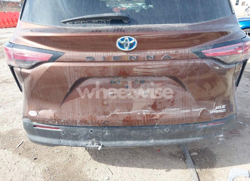 Photo 6 of 2021 Toyota Sienna XLE (VIN 5TDJRKEC2MS005454)