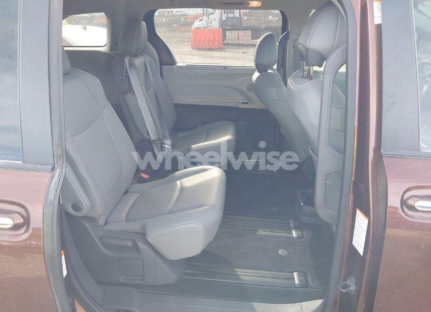 Photo 8 of 2021 Toyota Sienna XLE (VIN 5TDJRKEC2MS005454)