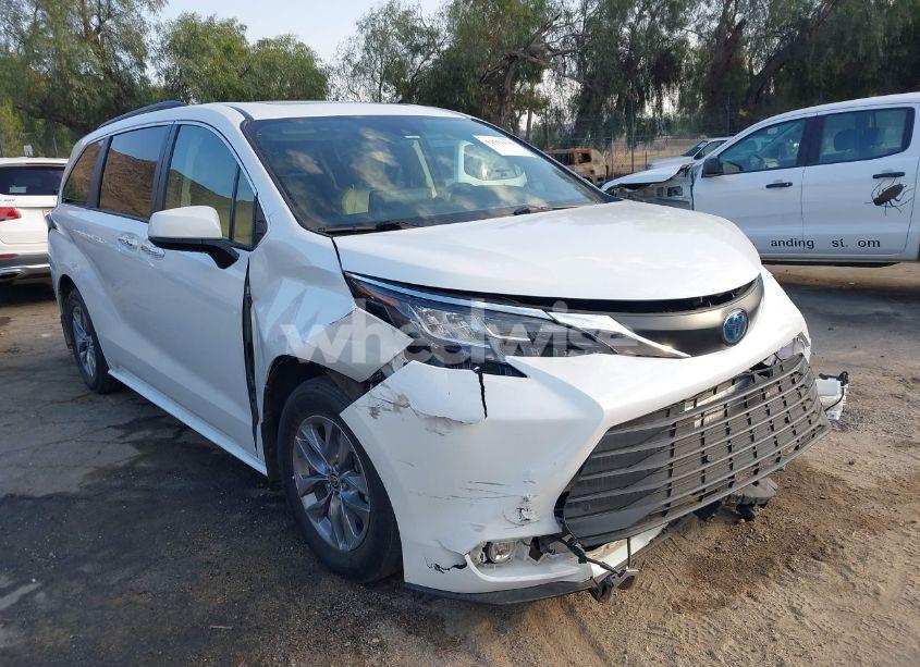 2022 Toyota Sienna XLE (VIN 5TDJRKEC2NS087445) main photo