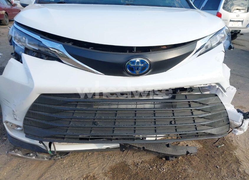 Photo 12 of 2022 Toyota Sienna XLE (VIN 5TDJRKEC2NS087445)