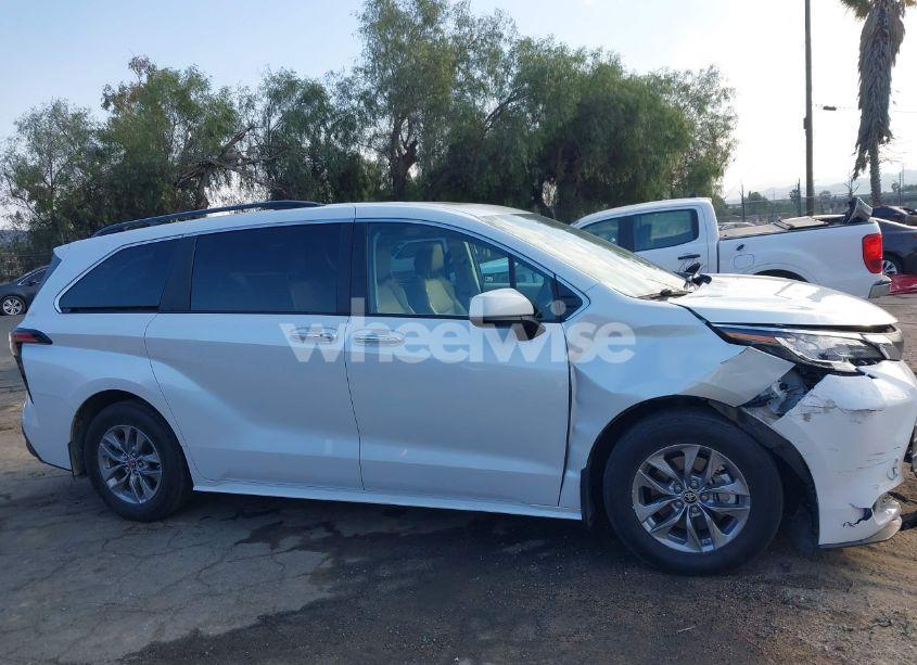 Photo 14 of 2022 Toyota Sienna XLE (VIN 5TDJRKEC2NS087445)