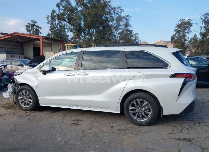 Photo 15 of 2022 Toyota Sienna XLE (VIN 5TDJRKEC2NS087445)