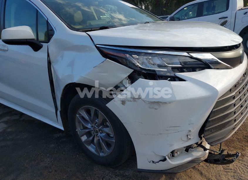 Photo 18 of 2022 Toyota Sienna XLE (VIN 5TDJRKEC2NS087445)