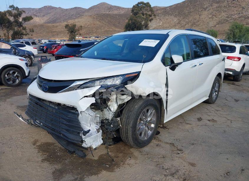 Photo 2 of 2022 Toyota Sienna XLE (VIN 5TDJRKEC2NS087445)