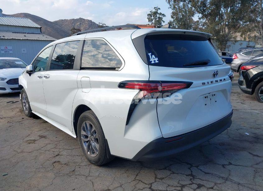 Photo 3 of 2022 Toyota Sienna XLE (VIN 5TDJRKEC2NS087445)