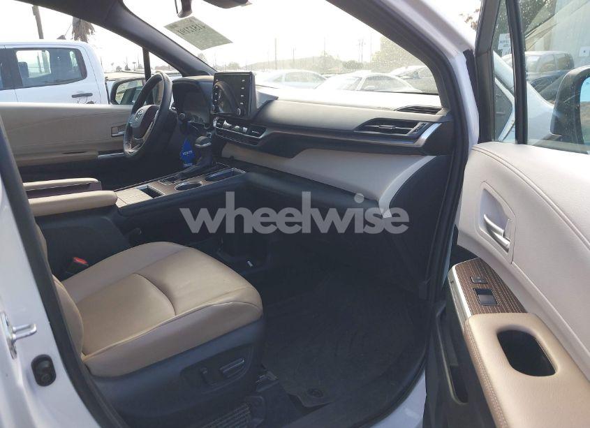 Photo 5 of 2022 Toyota Sienna XLE (VIN 5TDJRKEC2NS087445)