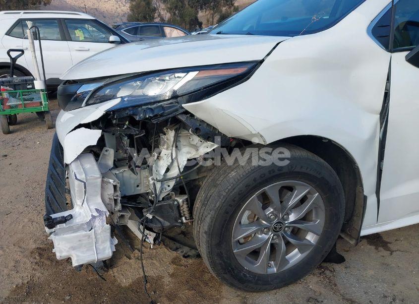 Photo 6 of 2022 Toyota Sienna XLE (VIN 5TDJRKEC2NS087445)