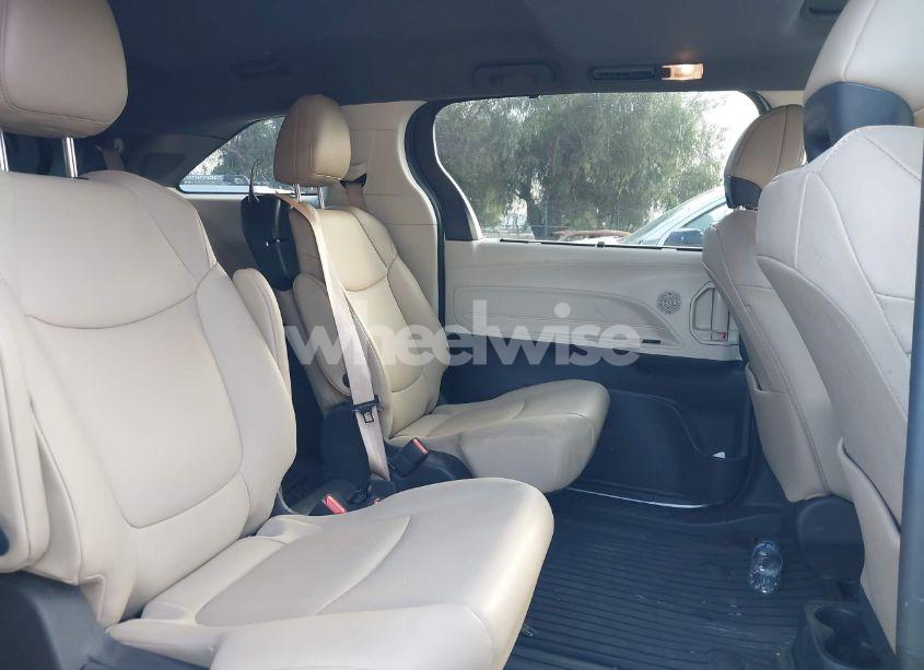 Photo 8 of 2022 Toyota Sienna XLE (VIN 5TDJRKEC2NS087445)