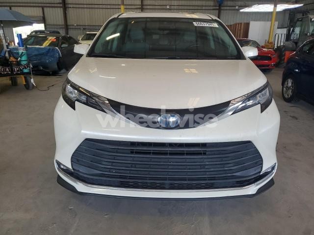 2021 TOYOTA SIENNA XLE (VIN 5TDJRKEC3MS022389) main photo