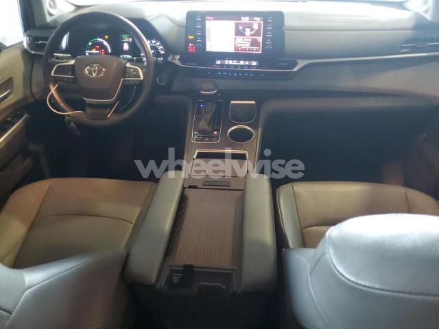 Photo 3 of 2021 TOYOTA SIENNA XLE (VIN 5TDJRKEC3MS022389)