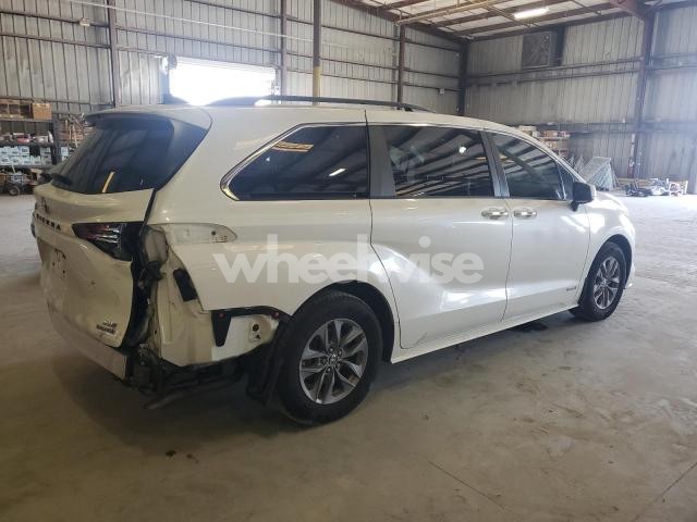 Photo 5 of 2021 TOYOTA SIENNA XLE (VIN 5TDJRKEC3MS022389)