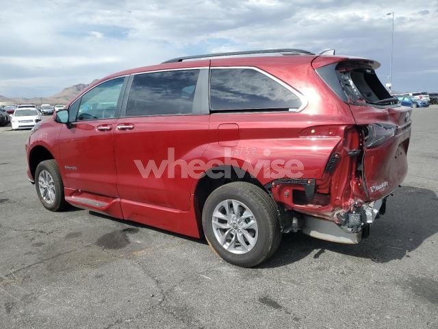 2024 TOYOTA SIENNA XLE (VIN 5TDJRKEC3RS221417) main photo