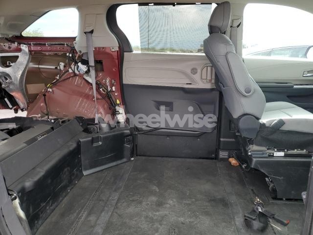 Photo 4 of 2024 TOYOTA SIENNA XLE (VIN 5TDJRKEC3RS221417)
