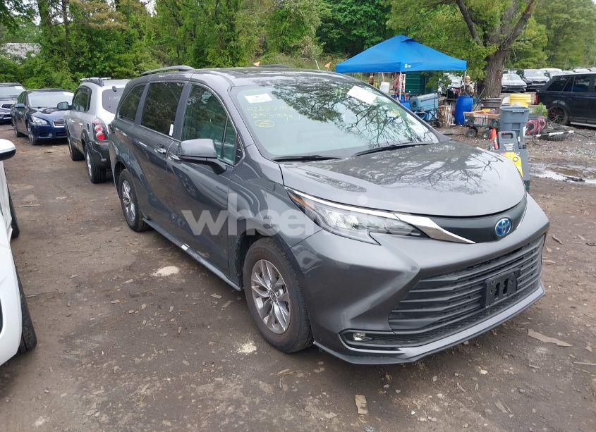 2025 Toyota Sienna XLE (VIN 5TDJRKEC3SS233492) main photo