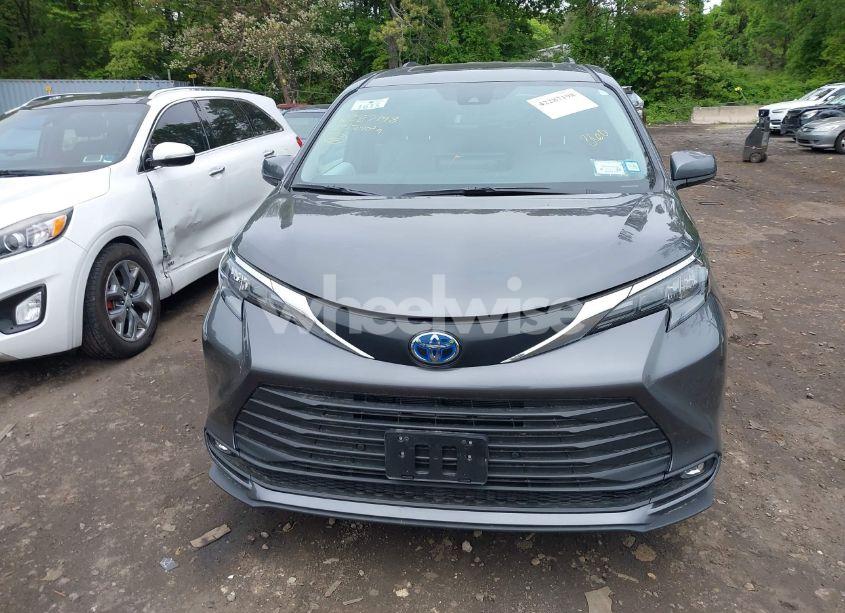 Photo 12 of 2025 Toyota Sienna XLE (VIN 5TDJRKEC3SS233492)