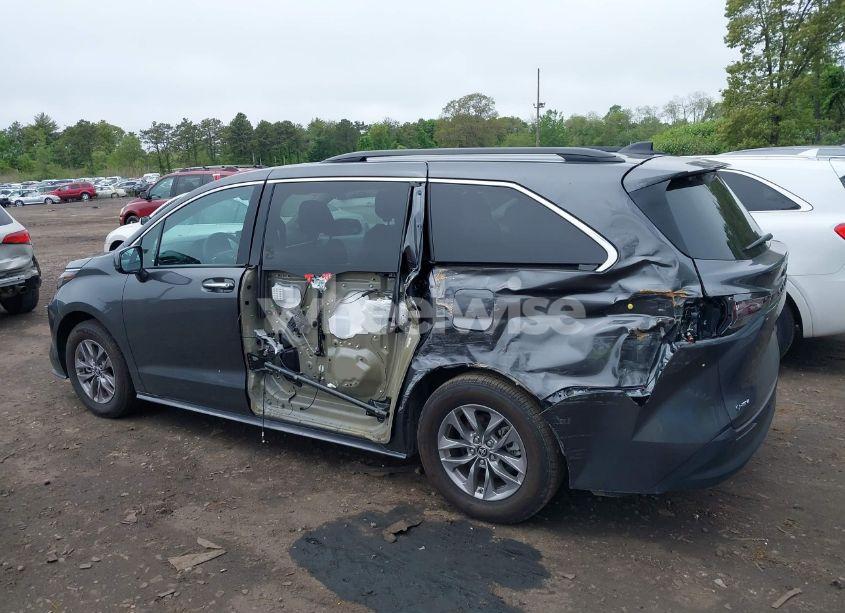 Photo 14 of 2025 Toyota Sienna XLE (VIN 5TDJRKEC3SS233492)