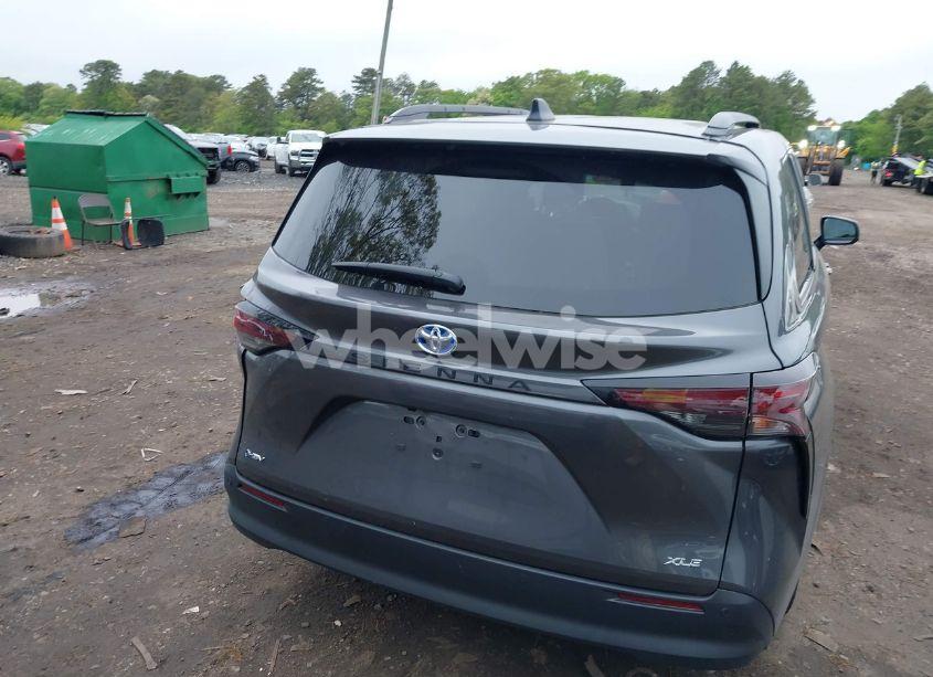 Photo 16 of 2025 Toyota Sienna XLE (VIN 5TDJRKEC3SS233492)