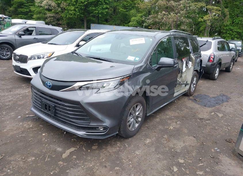 Photo 2 of 2025 Toyota Sienna XLE (VIN 5TDJRKEC3SS233492)
