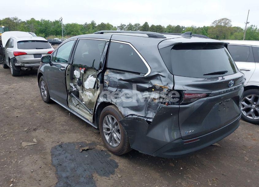 Photo 3 of 2025 Toyota Sienna XLE (VIN 5TDJRKEC3SS233492)