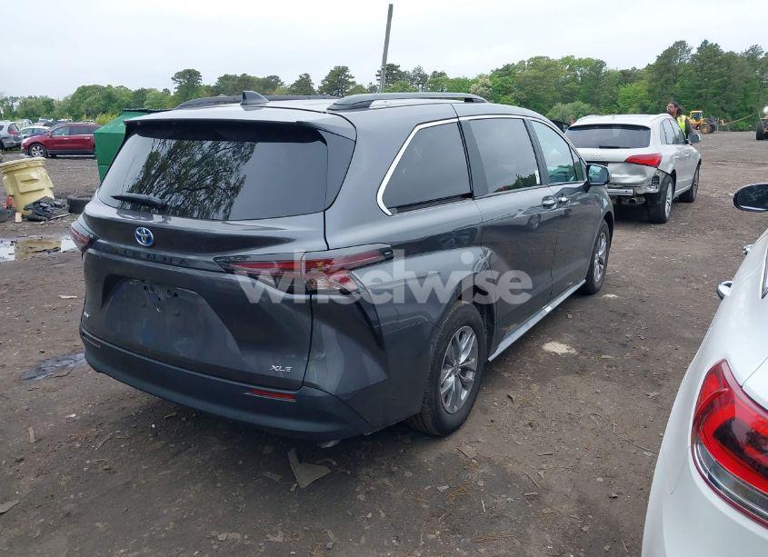 Photo 4 of 2025 Toyota Sienna XLE (VIN 5TDJRKEC3SS233492)