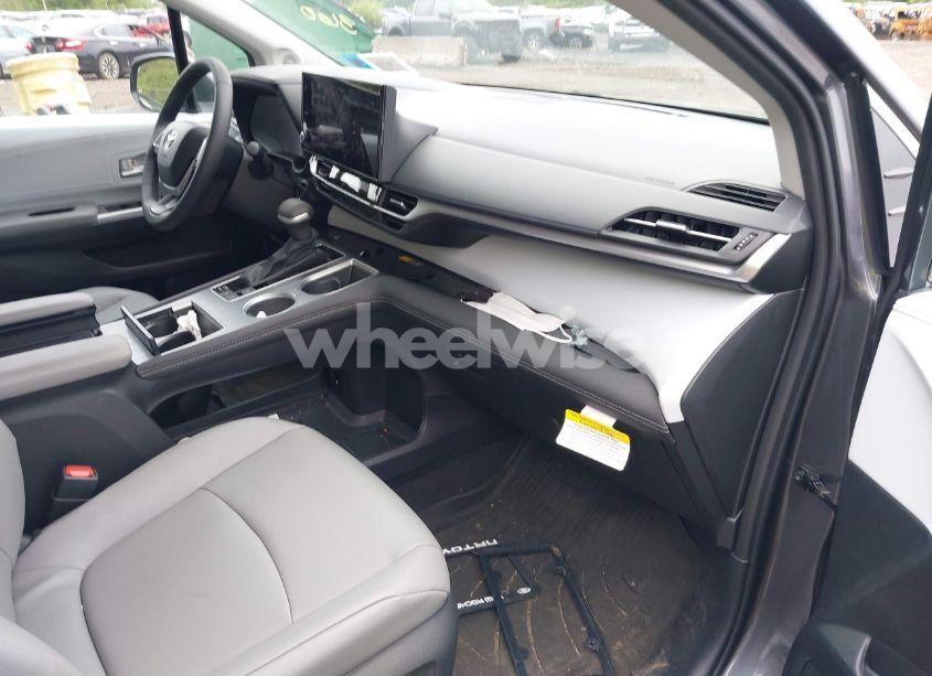Photo 5 of 2025 Toyota Sienna XLE (VIN 5TDJRKEC3SS233492)